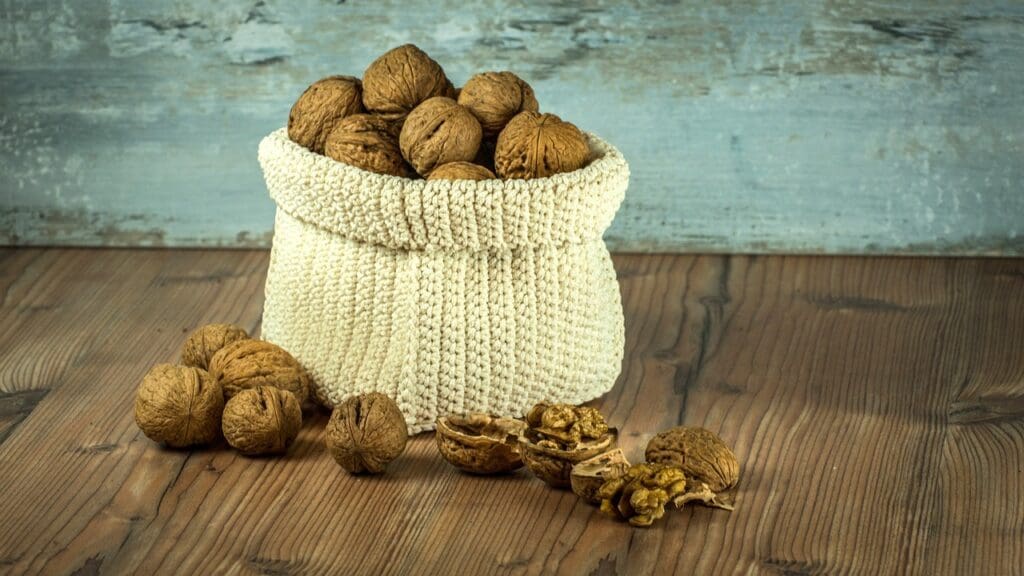 Smart Choices For Snacking On Cholesterol-Lowering Vitamin-Rich Foods Smart Choices For Snacking On Cholesterol-Lowering Vitamin-Rich Foods
